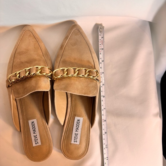 STEVE MADDEN Sz 9 Faine Slip On Light Tan Suede Pointy Mules Gold Toned Chain - Picture 14 of 14